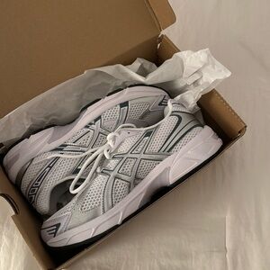 Size 9 ASICS gel 1130 in lilac and silver